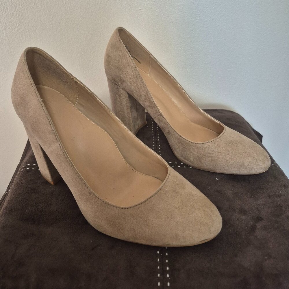 Tan Pump